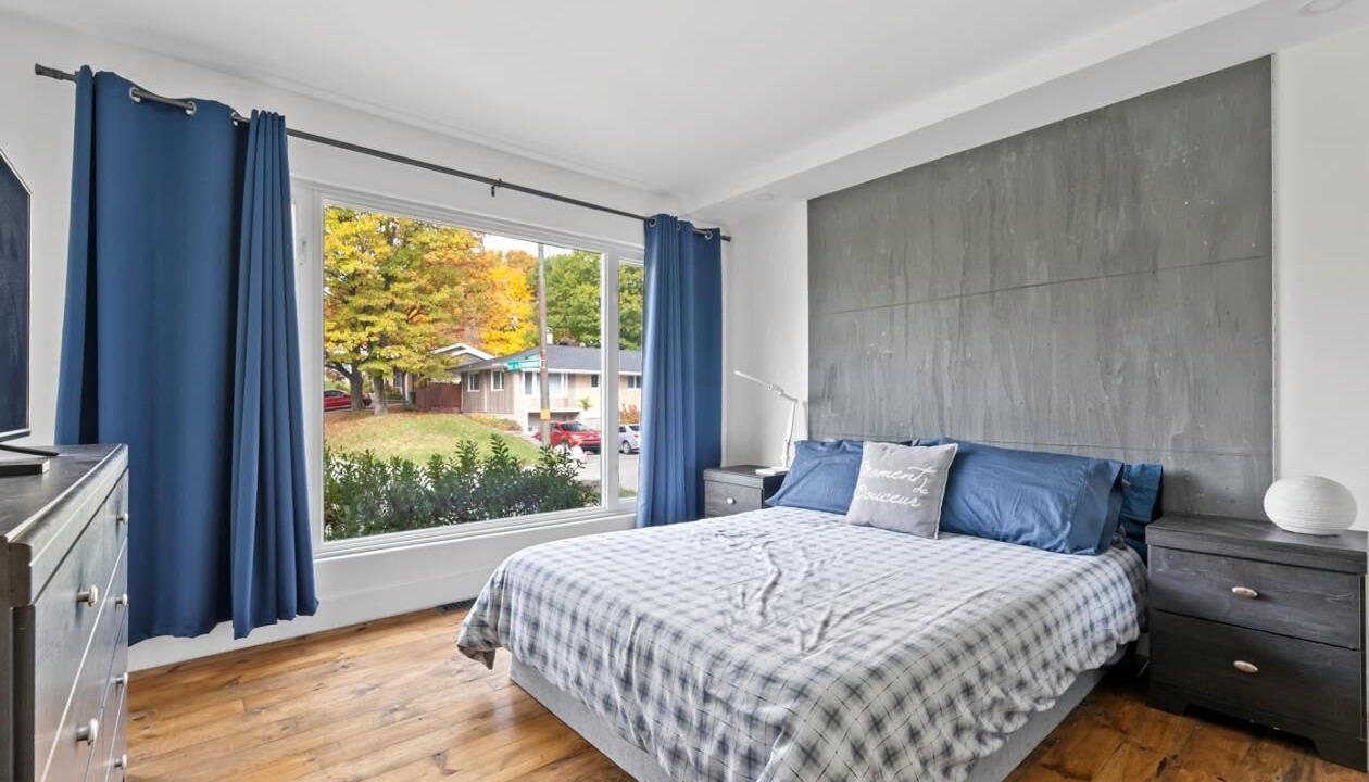 Photo of Bedroom in Dollard-des-Ormeaux