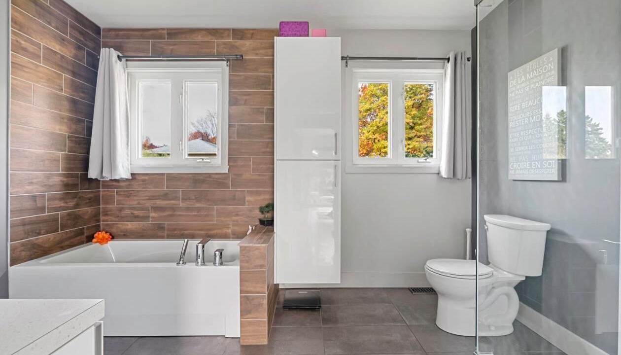 Photo of Bathroom in Dollard-des-Ormeaux