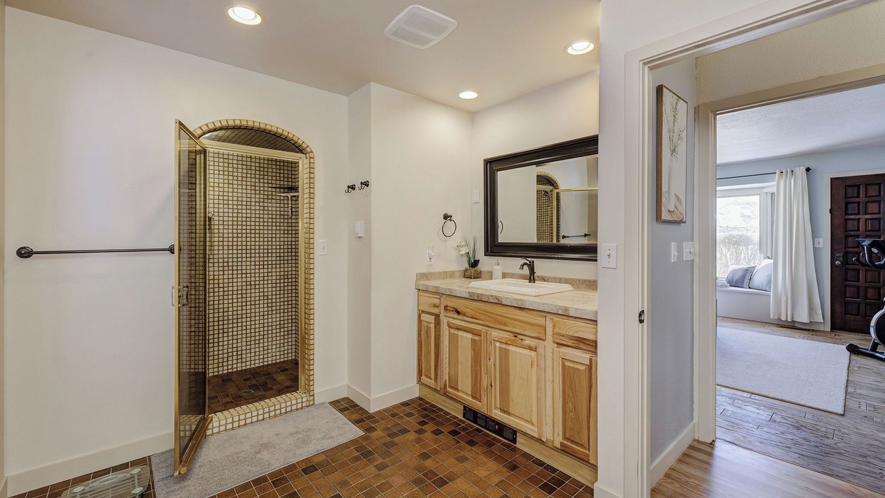 Photo of Others in Monitor