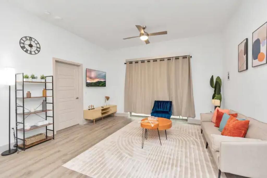 Photo of Livingroom in Greenway Plaza-Upper Kirby