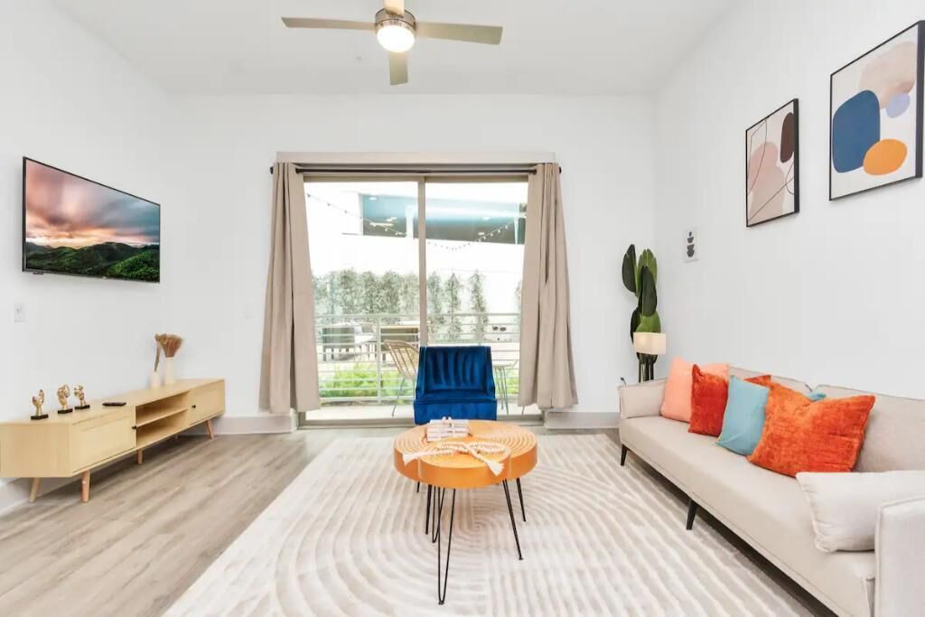 Photo of Livingroom in Greenway Plaza-Upper Kirby