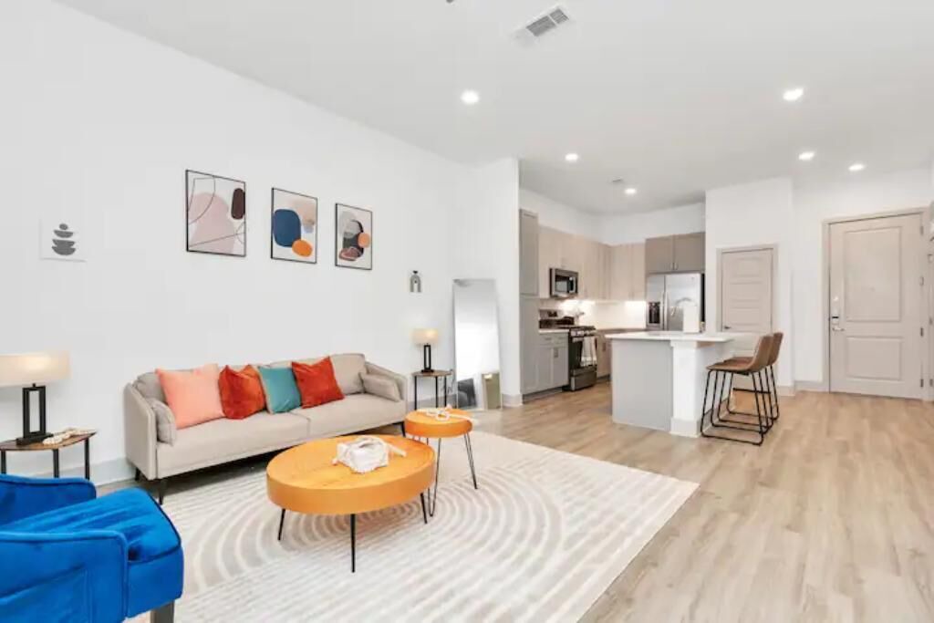Photo of Livingroom in Greenway Plaza-Upper Kirby