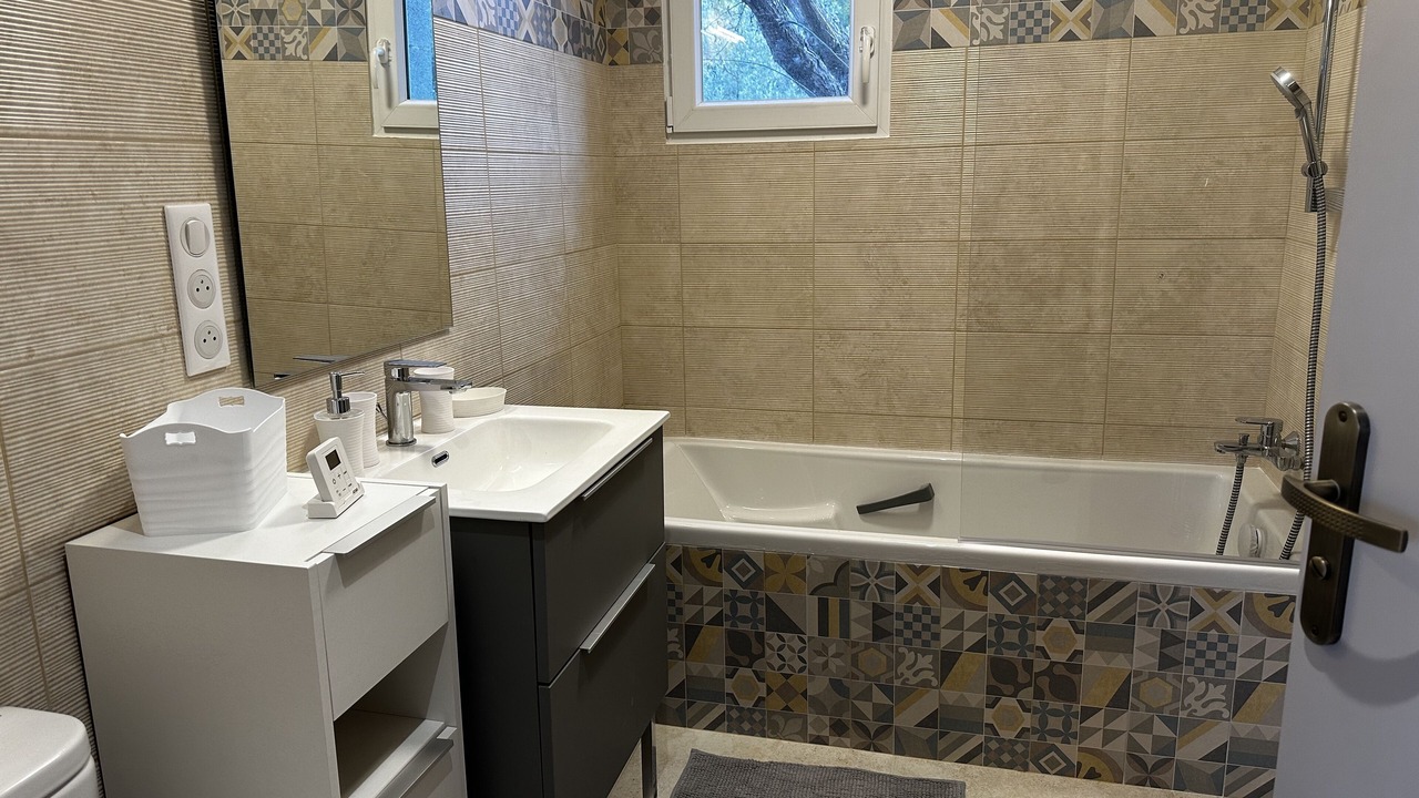 Photo of Bathroom in Lourmarin