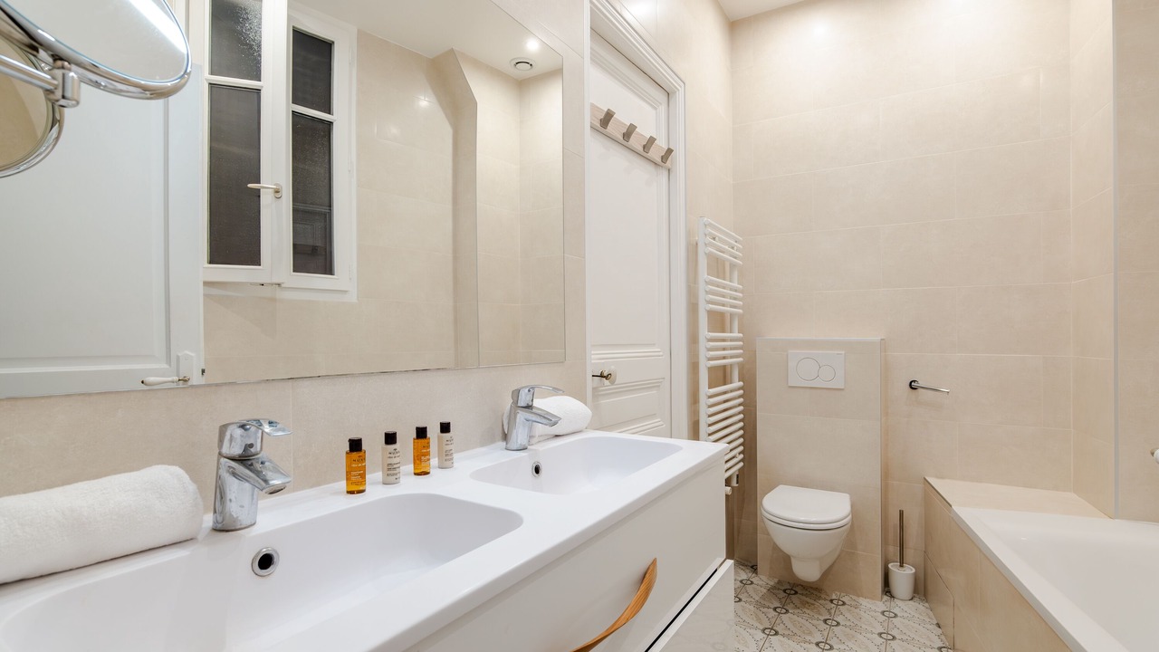 Photo of Bathroom in Quartier de l'Ecole-Militaire