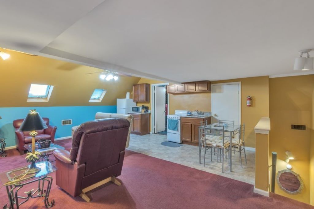 Photo of Livingroom in East of Broadway