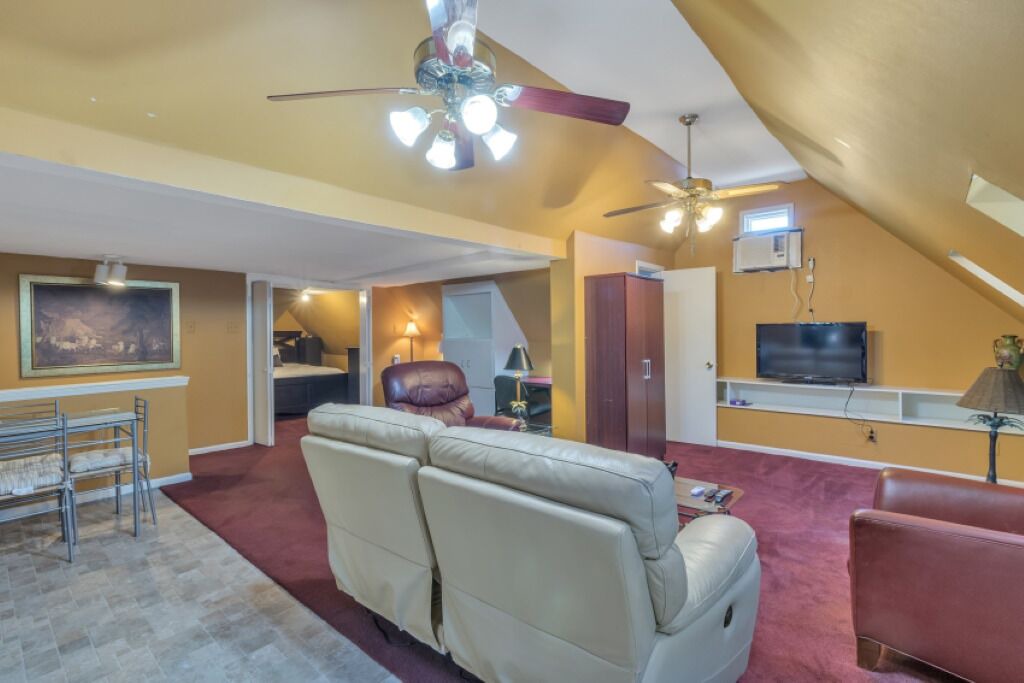 Photo of Livingroom in East of Broadway
