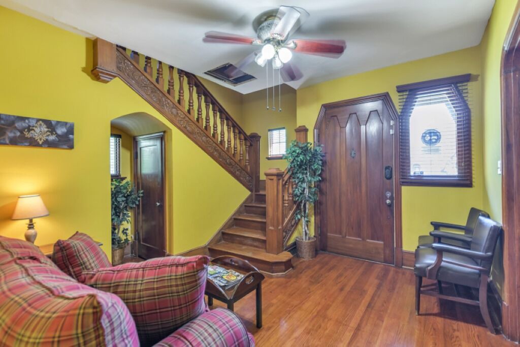 Photo of Livingroom in East of Broadway