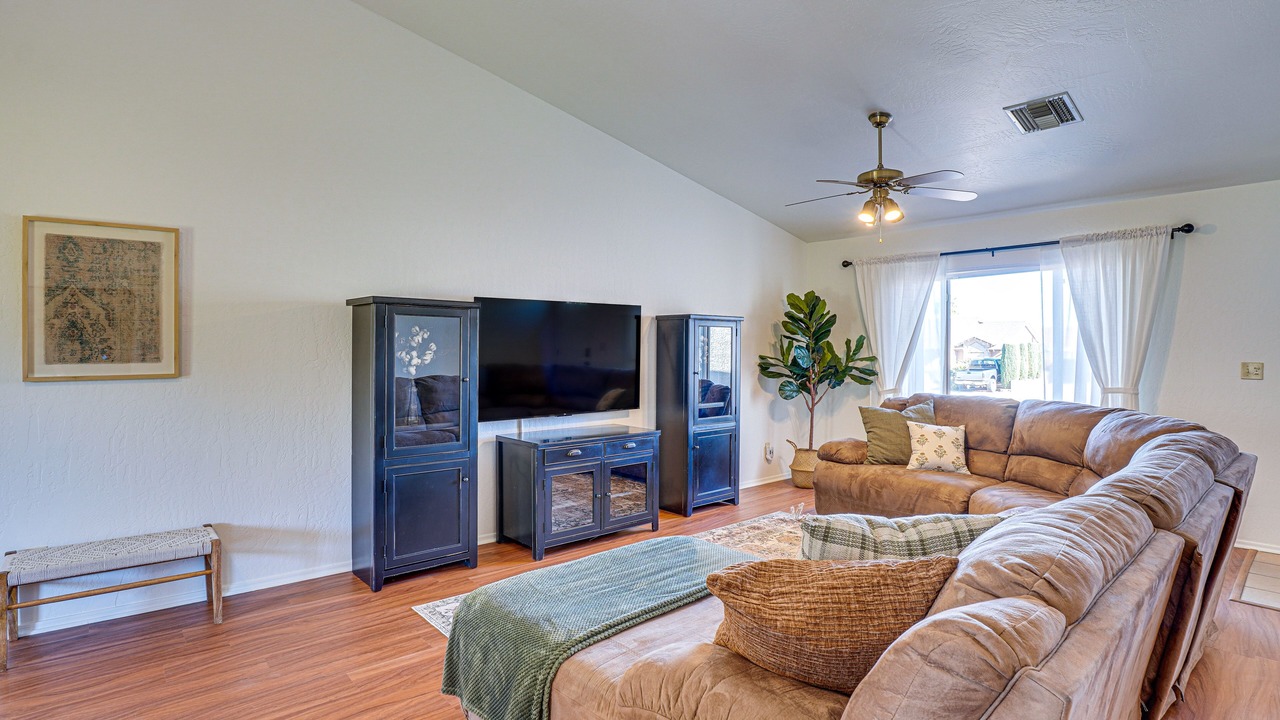 Photo of Livingroom in Thatcher