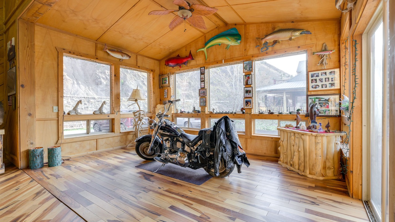 Photo of Others in Salmon