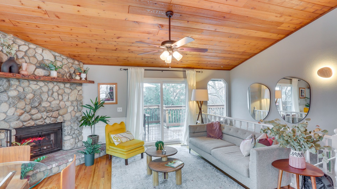 Photo of Livingroom in Crestline
