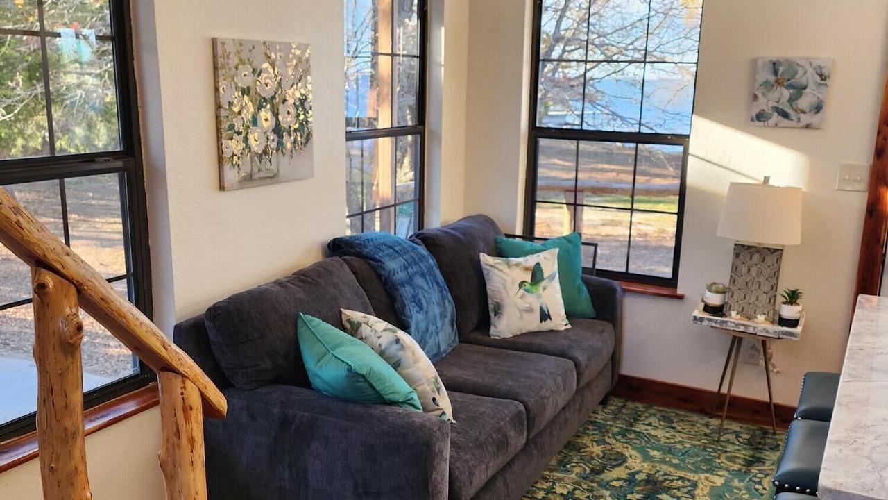 Photo of Livingroom in Cayuga