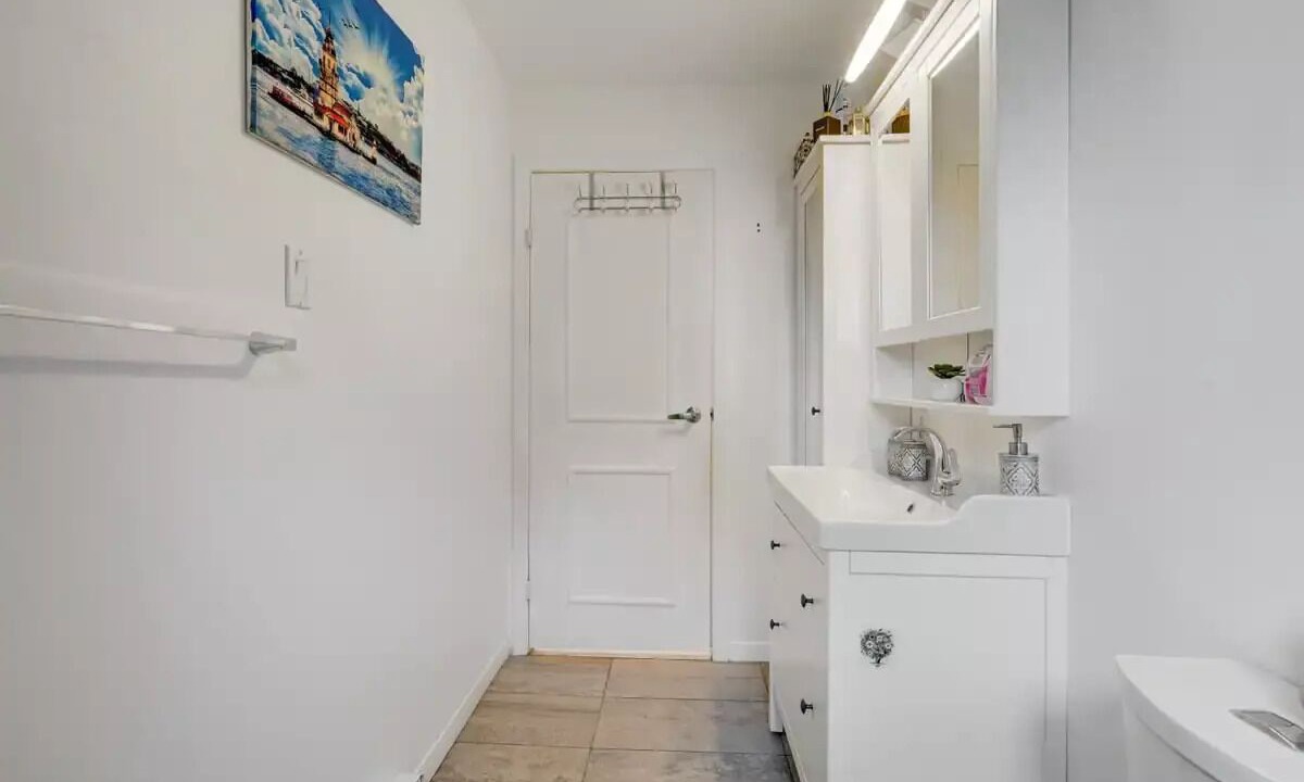 Photo of Bathroom in Saint-Hubert