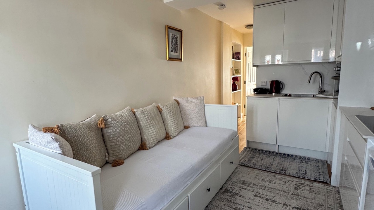 Photo of Livingroom in Tea Green