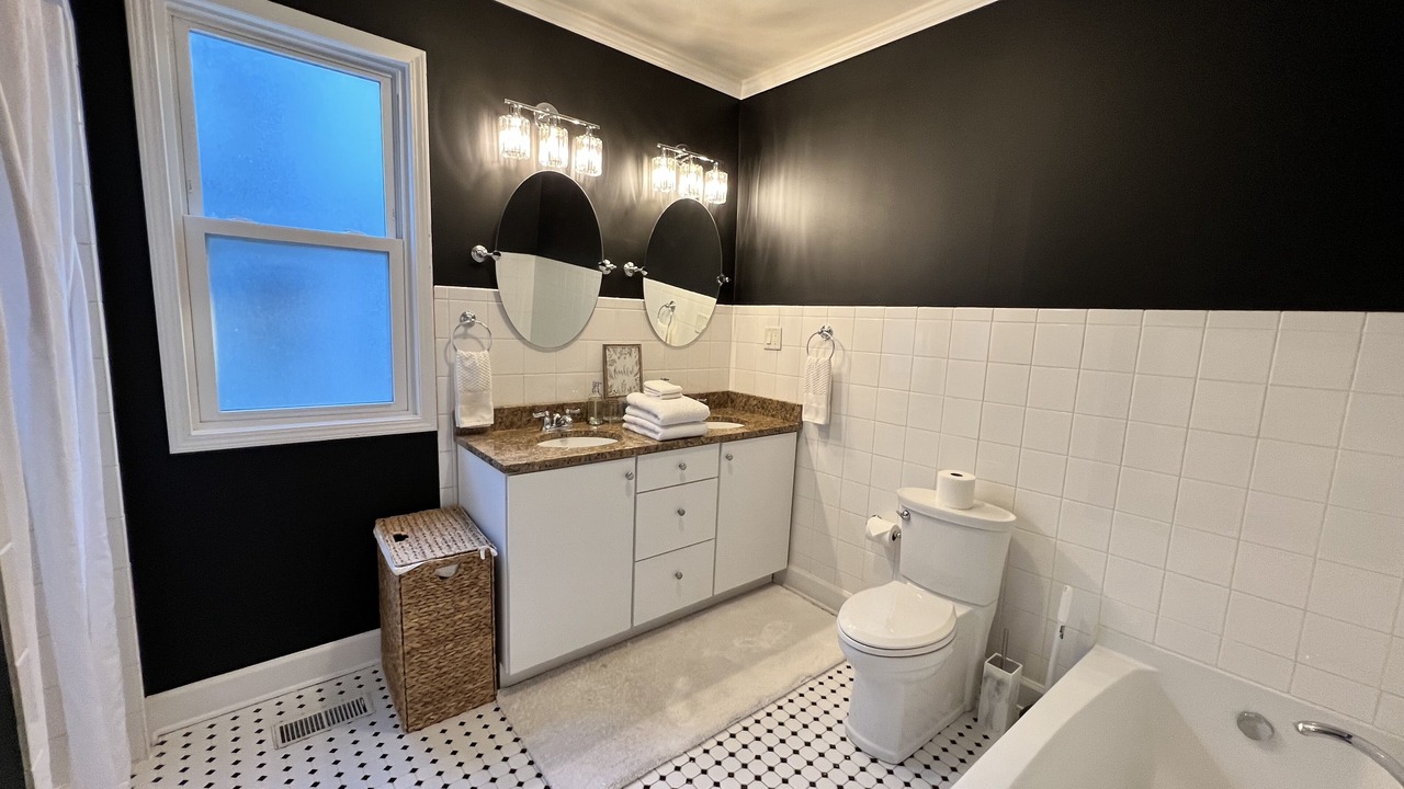 Photo of Bathroom in Oak Park