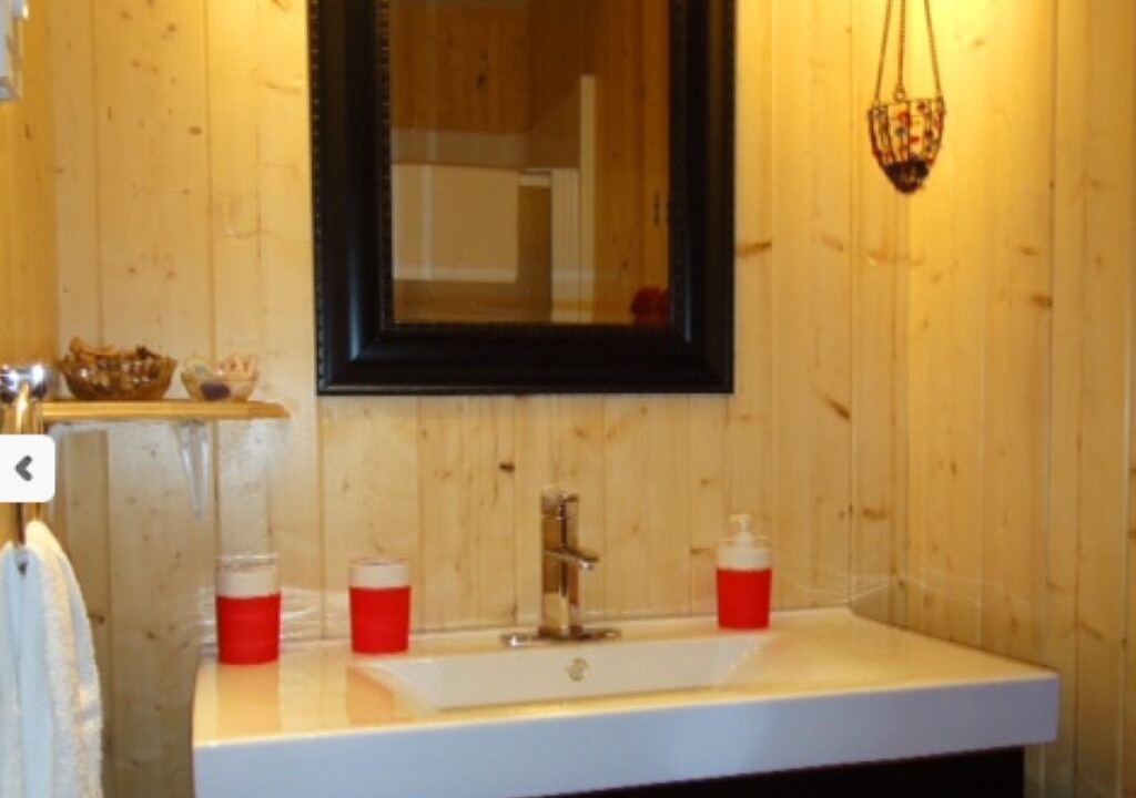 Photo of Bathroom in St-Francois-de-l'Ile-d'Orleans