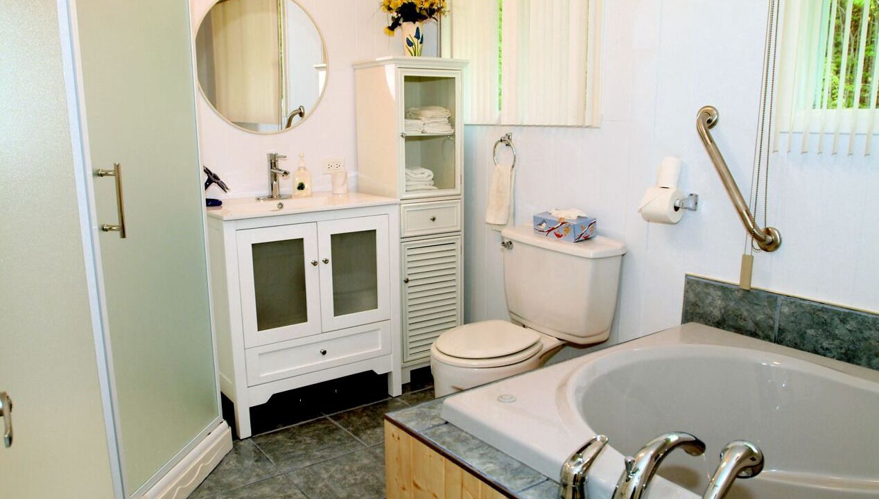Photo of Bathroom in St-Francois-de-l'Ile-d'Orleans