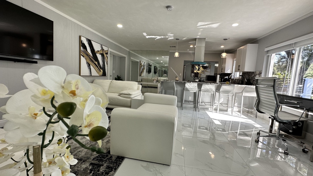 Photo of Livingroom in Golden Glades