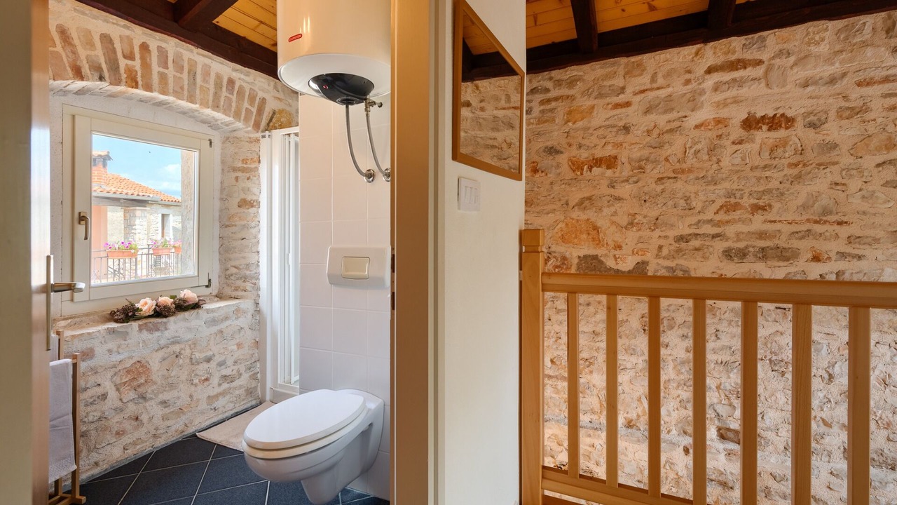 Photo of Bathroom in Tar