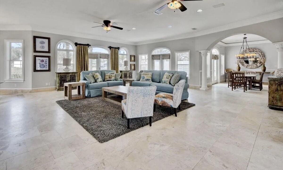 Photo of Livingroom in Crystal Shores