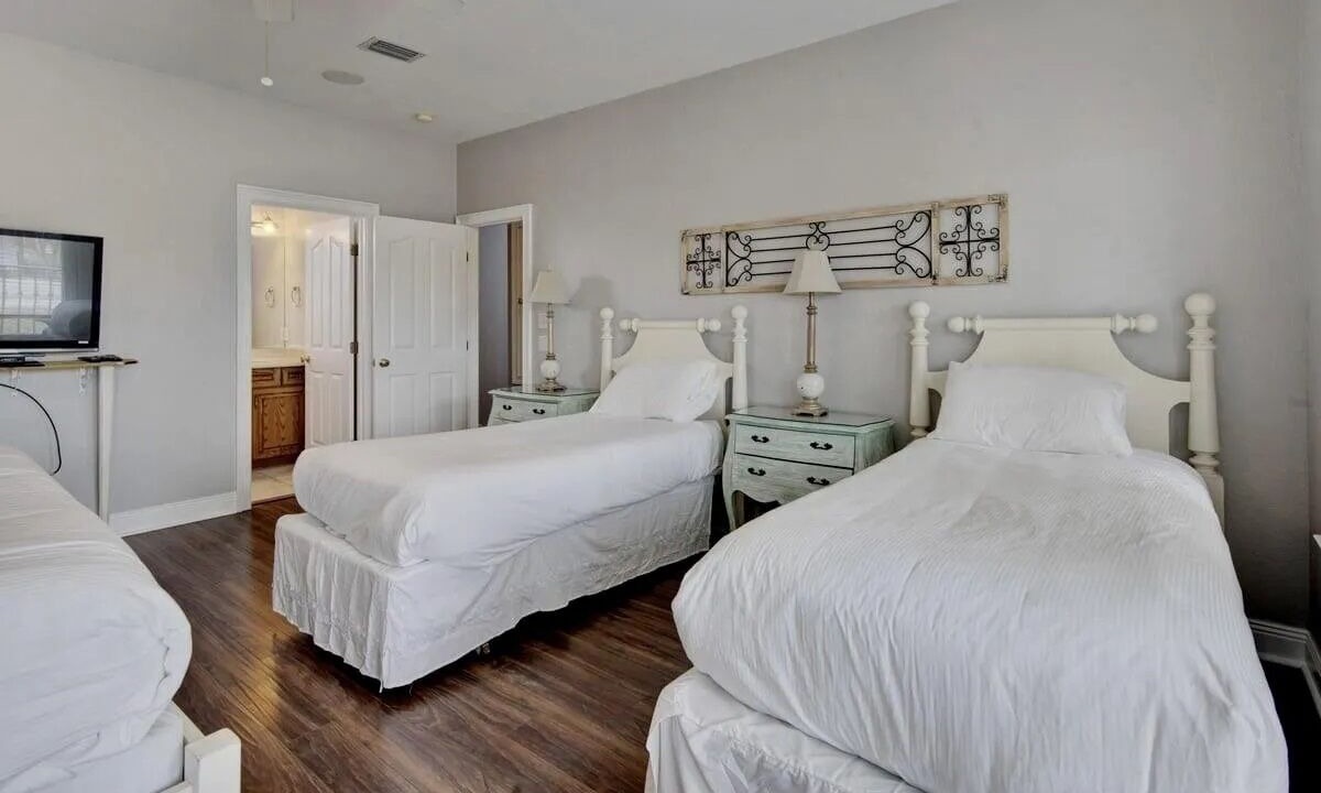 Photo of Bedroom in Crystal Shores