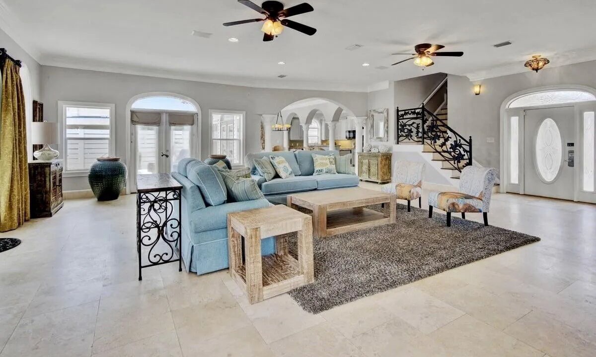 Photo of Livingroom in Crystal Shores