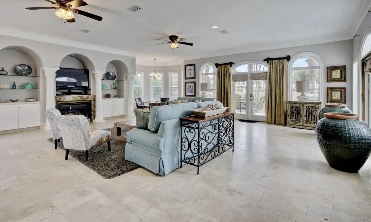 Photo of Livingroom in Crystal Shores