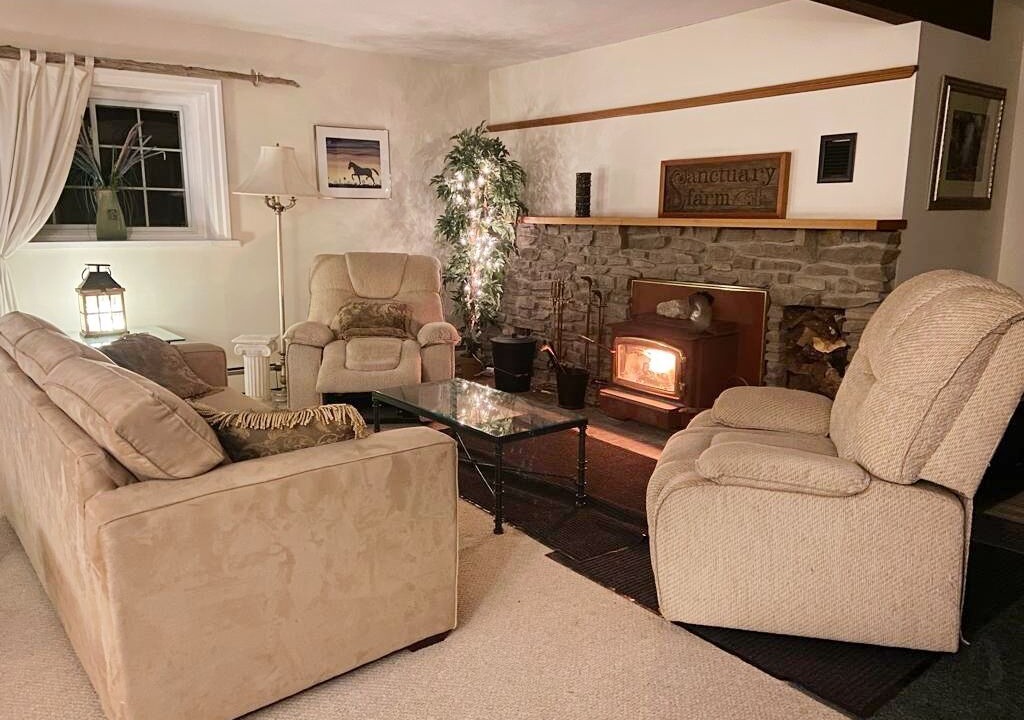Photo of Livingroom in Elizabethtown-Kitley