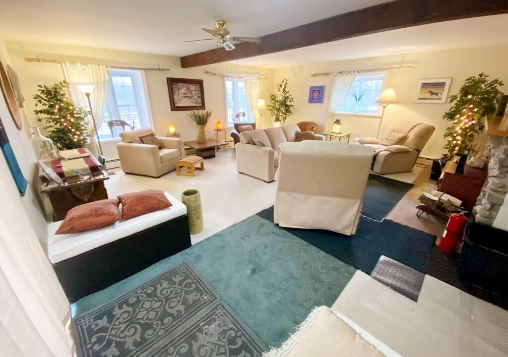 Photo of Livingroom in Elizabethtown-Kitley