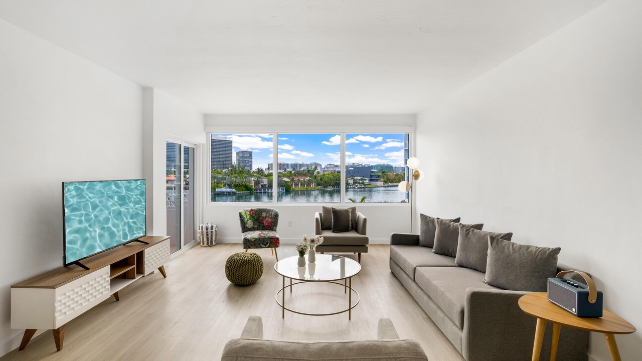 Photo of Livingroom in Bay Harbor Islands