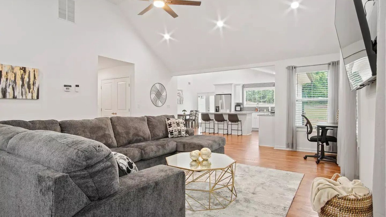 Photo of Livingroom in Candler-McAfee