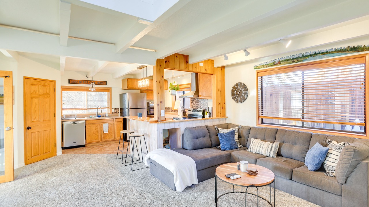 Photo of Livingroom in Deschutes River Woods