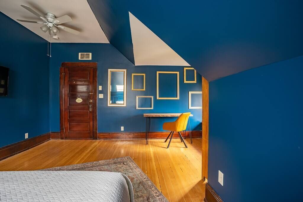 Photo of Bedroom in Broadway