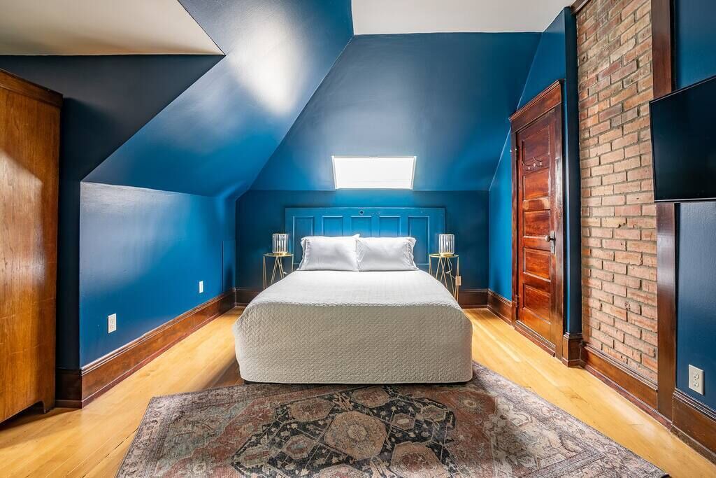 Photo of Bedroom in Broadway