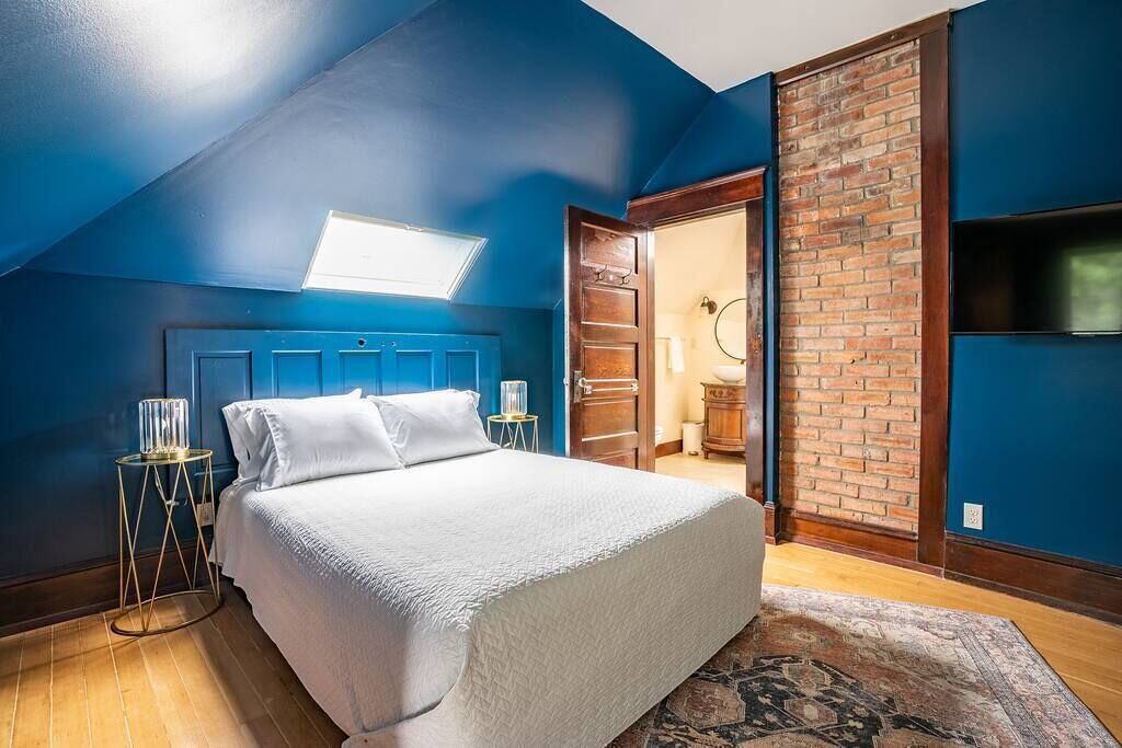 Photo of Bedroom in Broadway