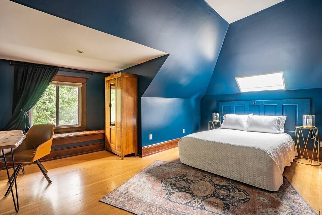 Photo of Bedroom in Broadway
