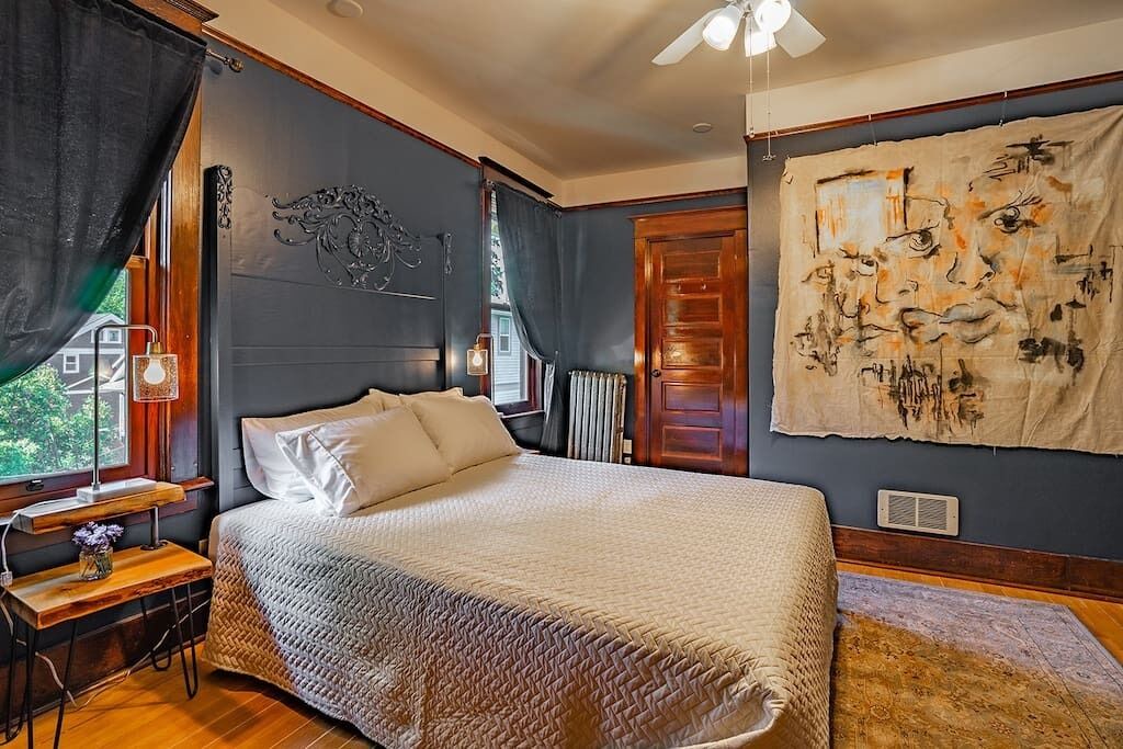 Photo of Bedroom in Broadway