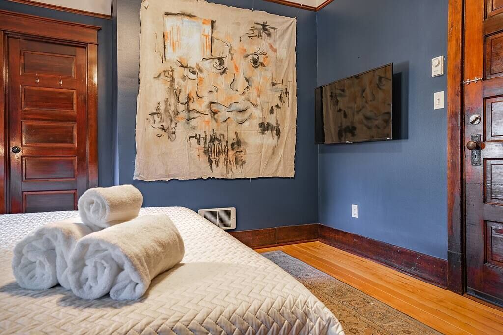 Photo of Bedroom in Broadway