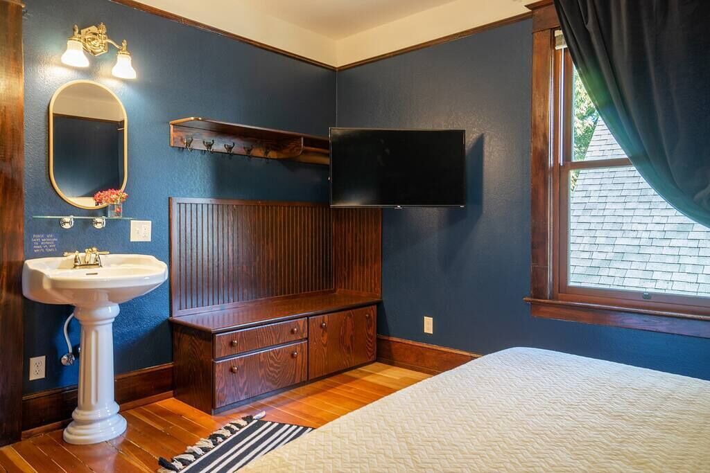Photo of Bedroom in Broadway