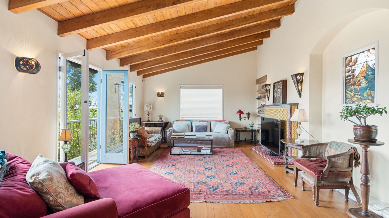 Photo of Livingroom in Hollywoodland