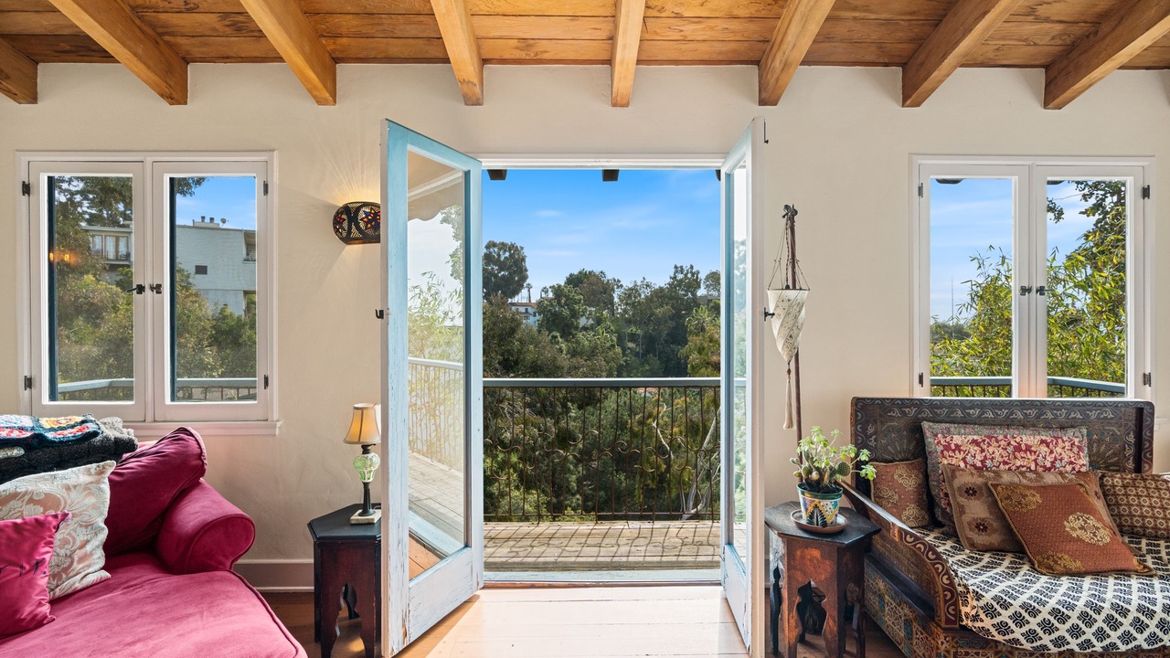 Photo of Livingroom in Hollywoodland