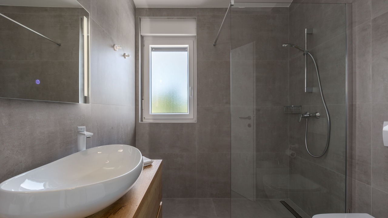 Photo of Bathroom in Tar