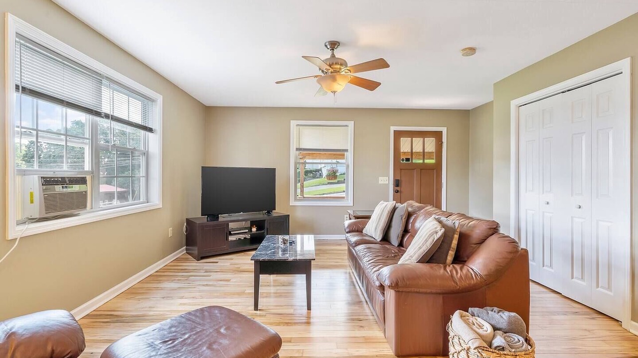 Photo of Livingroom in Oswego