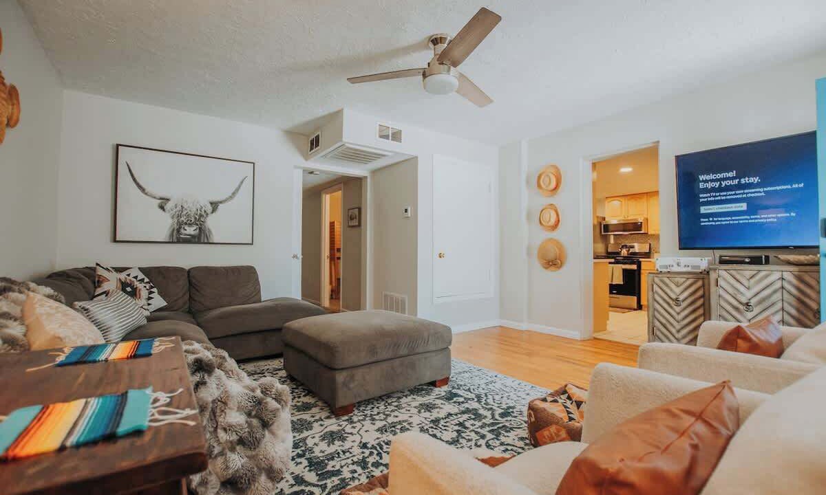 Photo of Livingroom in Pat Hurley