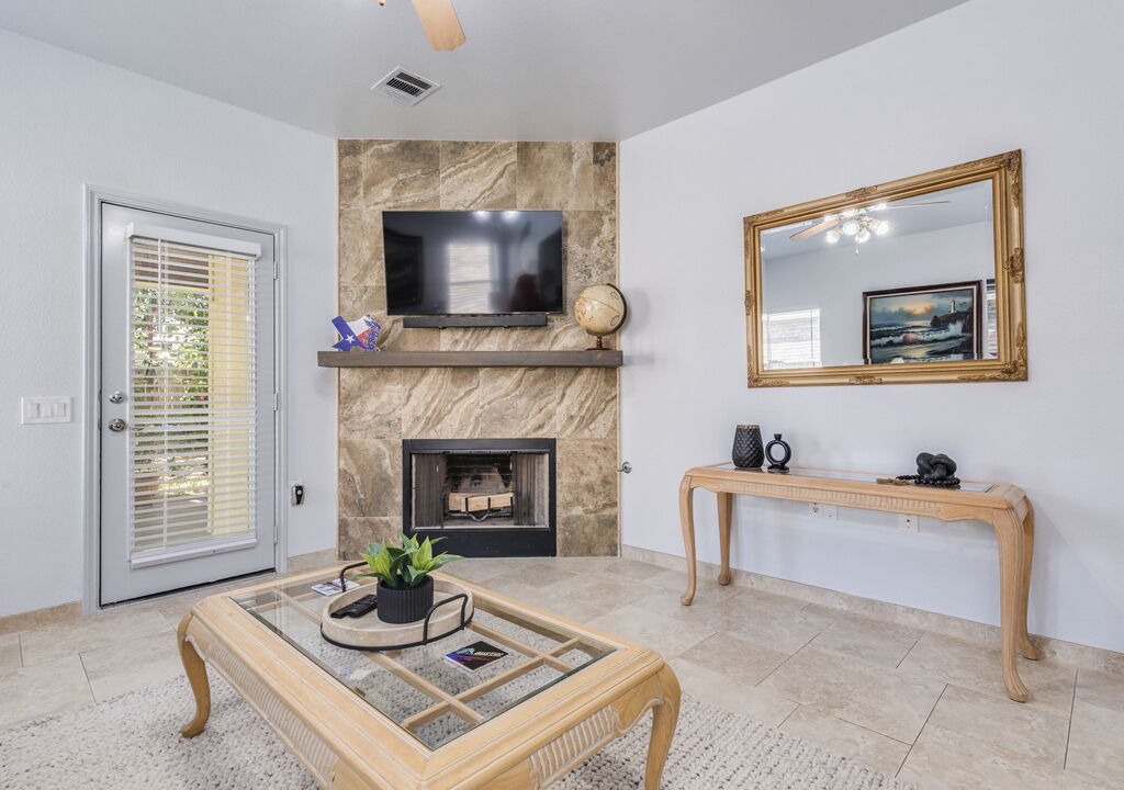 Photo of Livingroom in Pioneer Crossing