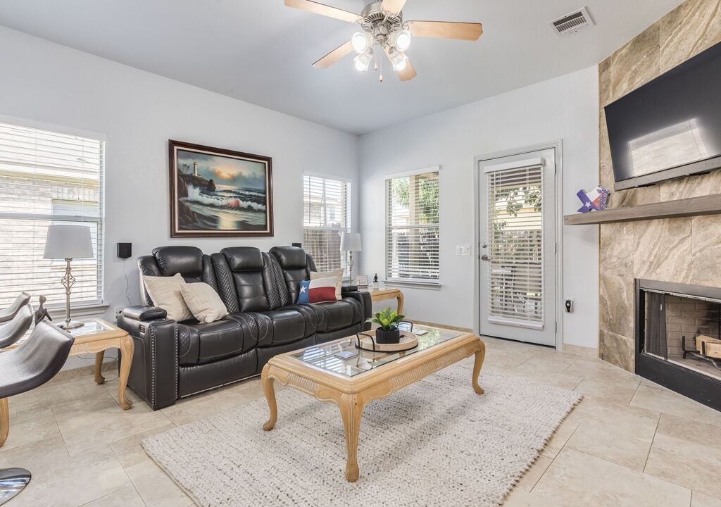 Photo of Livingroom in Pioneer Crossing