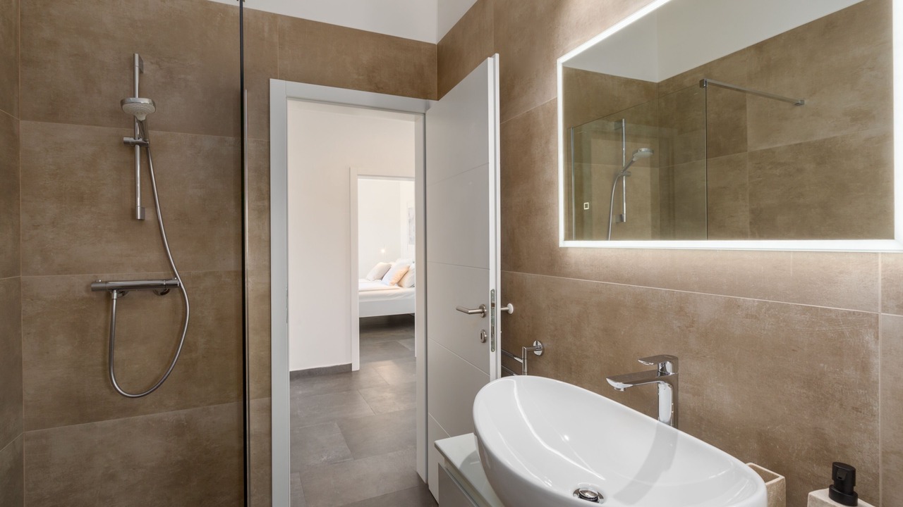 Photo of Bathroom in Tar