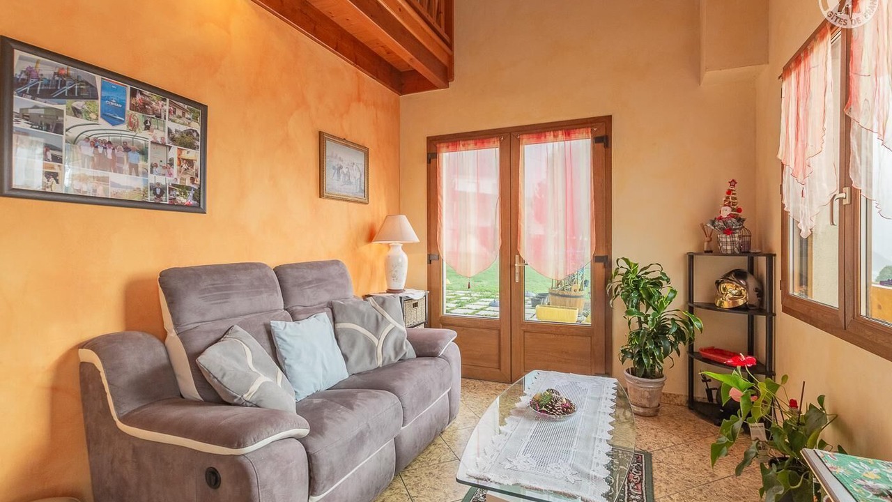 Photo of Livingroom in Yenne