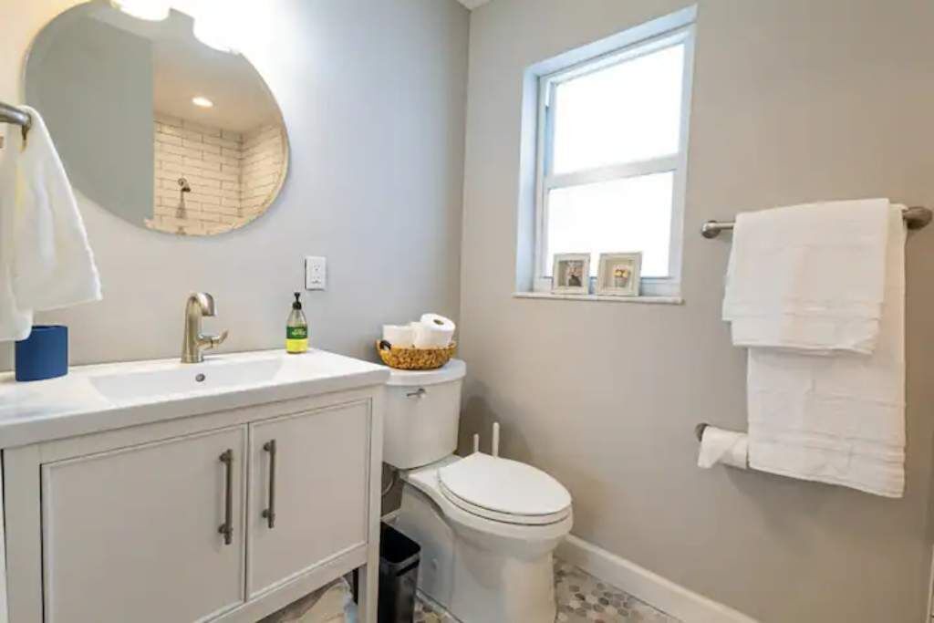 Photo of Bathroom in East Central Boulevard