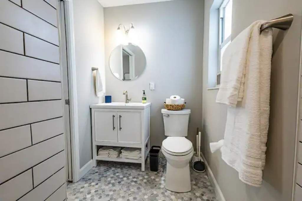 Photo of Bathroom in East Central Boulevard