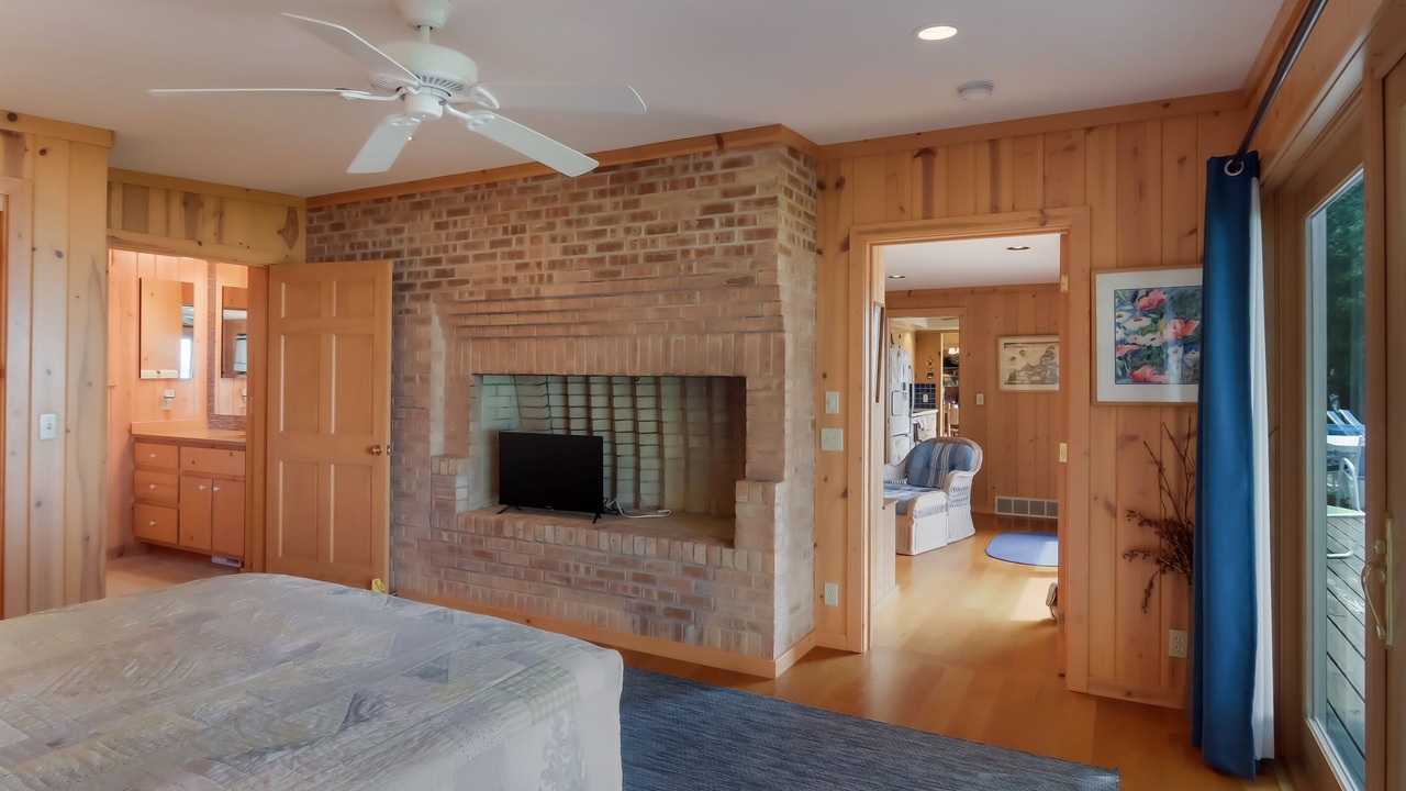 Photo of Bedroom in Maple City